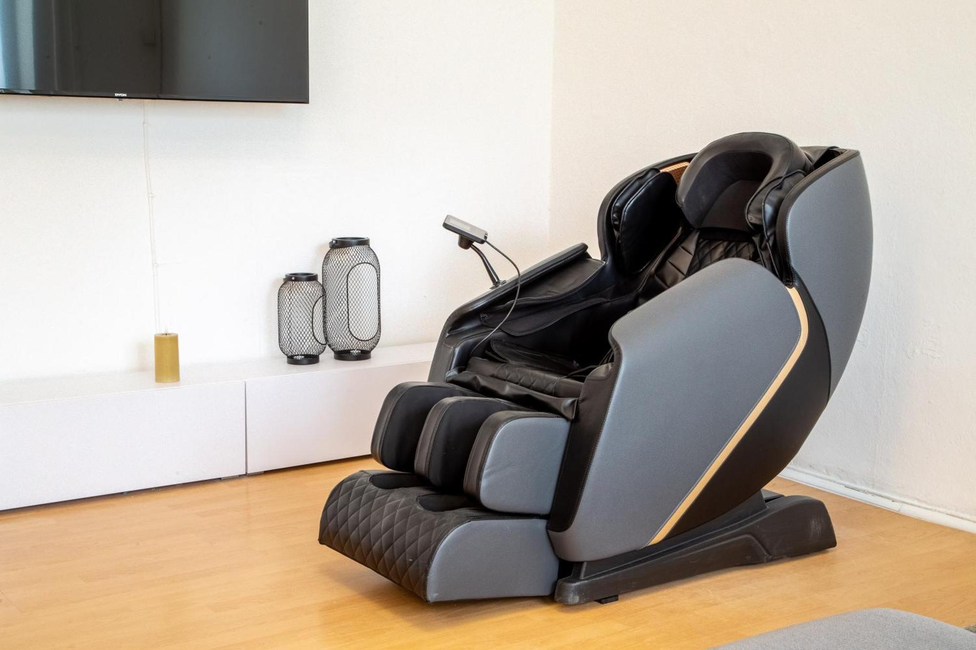 Massagesessel, King-sized Bed, Billardtisch, 2 Couches * Berlino