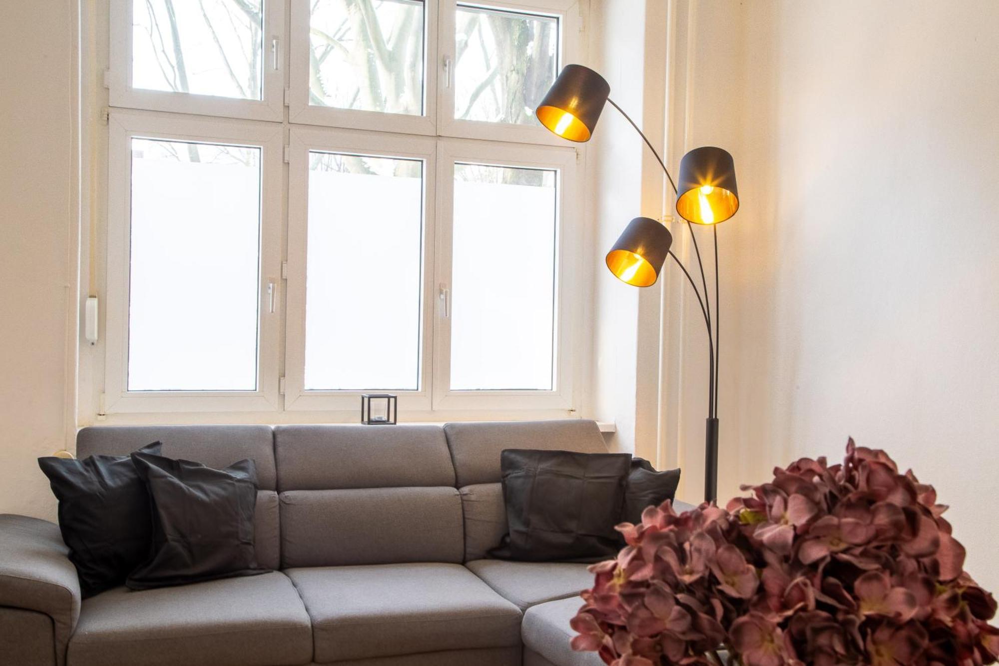 Massagesessel, King-sized Bed, Billardtisch, 2 Couches Berlino