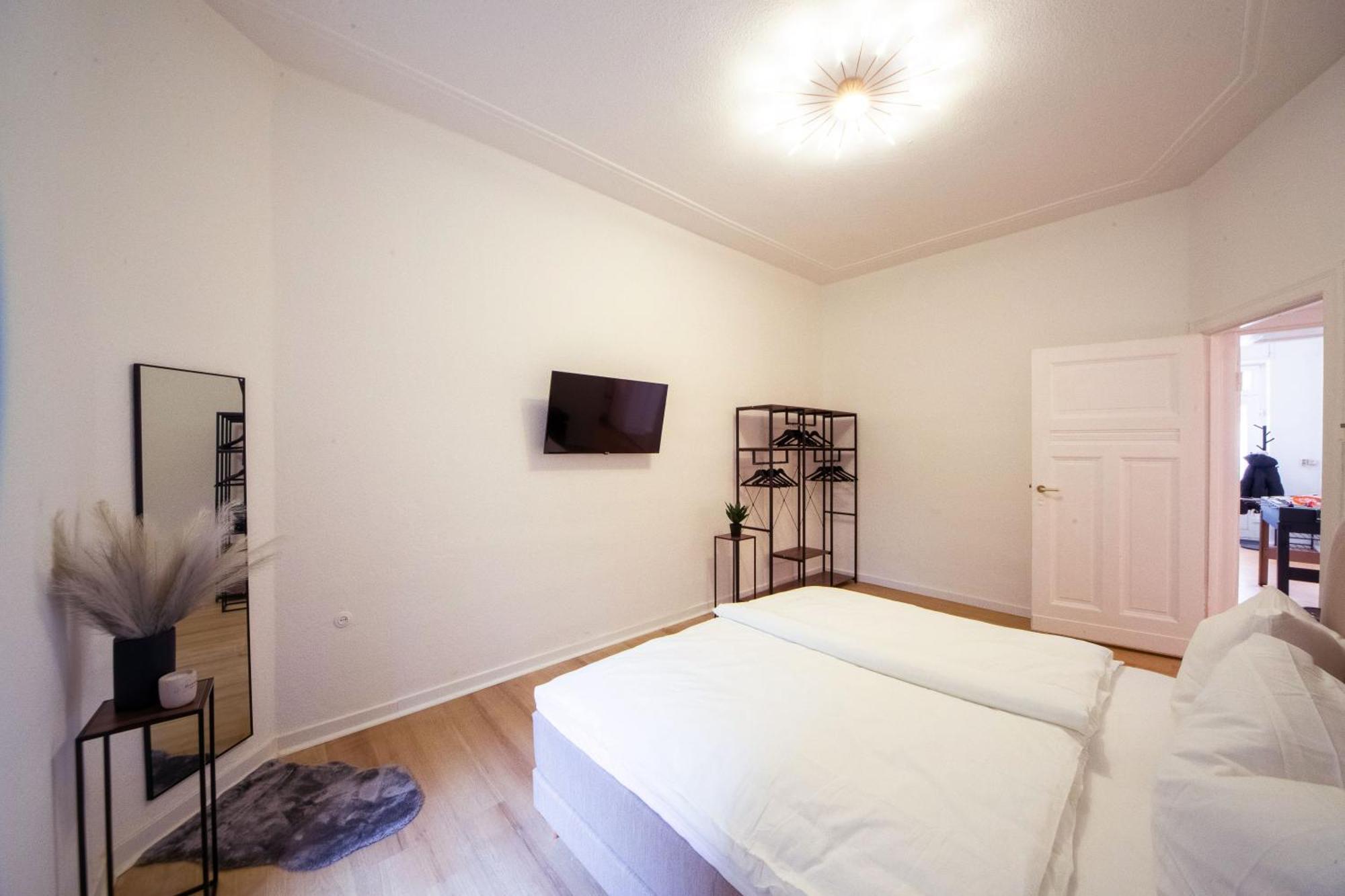 Massagesessel, King-sized Bed, Billardtisch, 2 Couches * Berlino