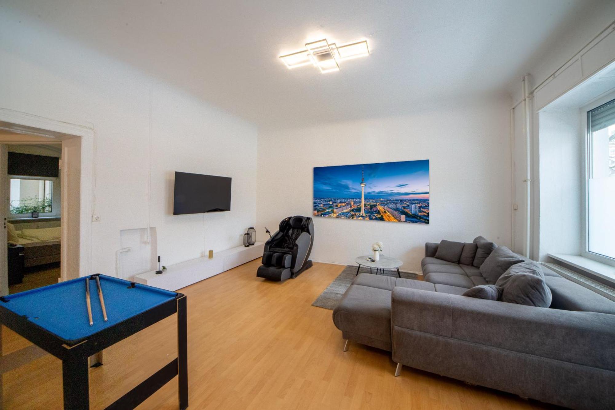 Massagesessel, King-sized Bed, Billardtisch, 2 Couches Appartamento Berlino